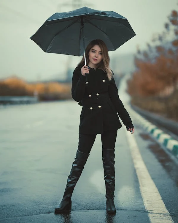 Chica con prenda impermeable para días de lluvia