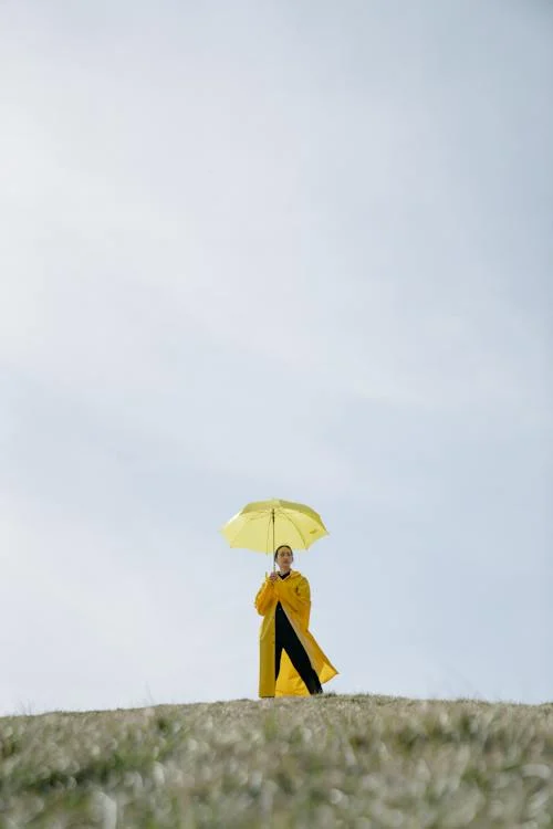 Mujer con paraguas amarillo