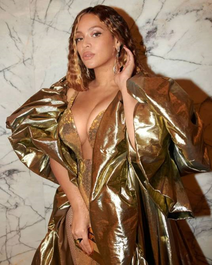 Beyoncé con un vestido dorado