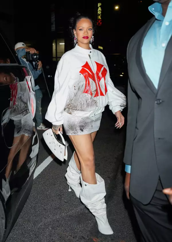 Rihanna con un look icónico de atreetwear